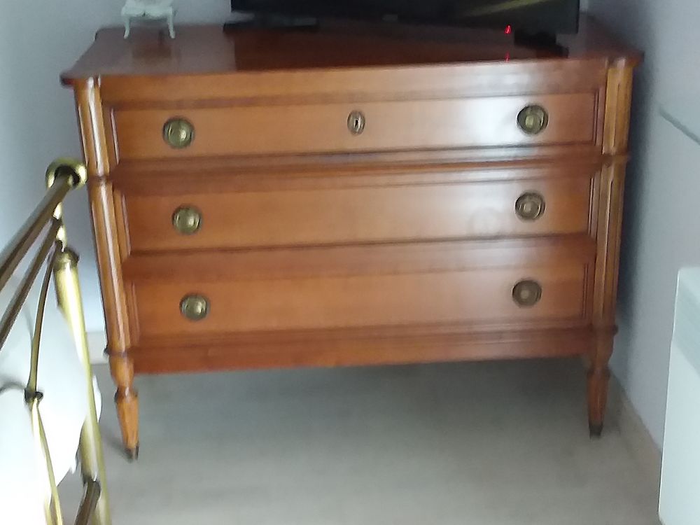 Commode style Louis XVI en merisier
larg 45 long 100 haut 80 0 Comines (59)