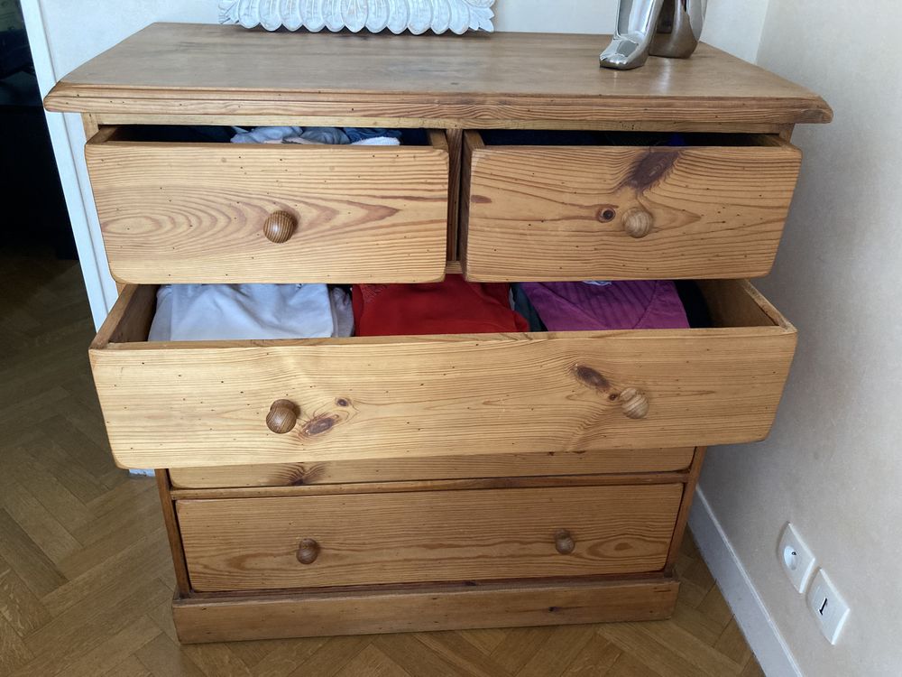 Commode 5 tiroirs en bois massif .
90 Guyancourt (78)