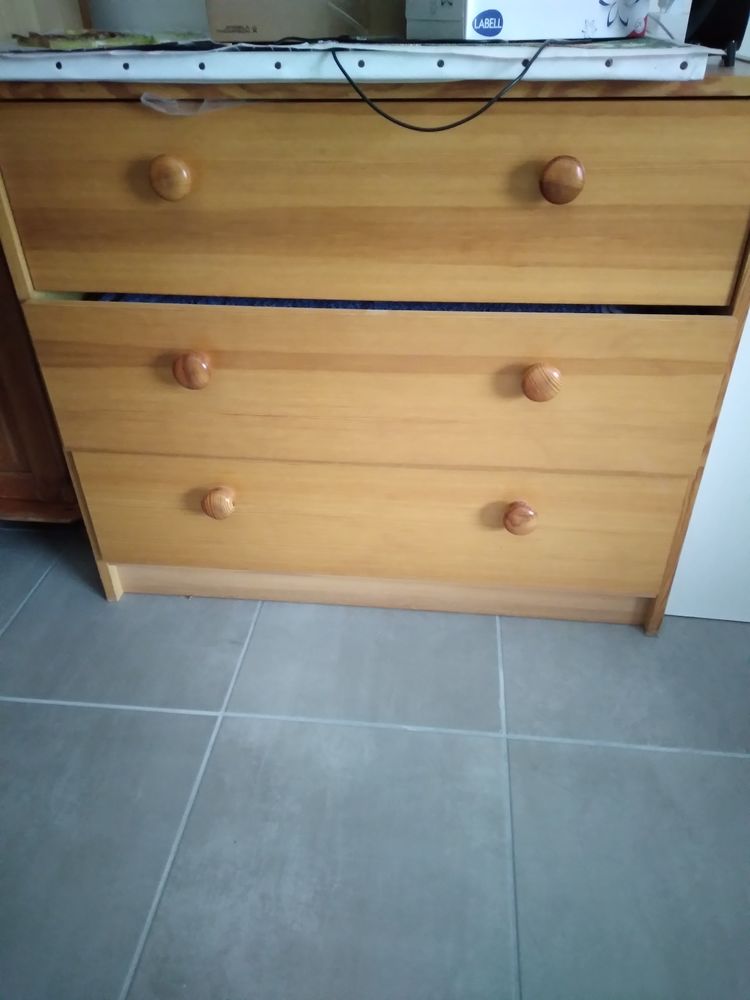 Commode trois tiroirs �tat bon propre 30 Pr�vessin-Mo�ns (01)