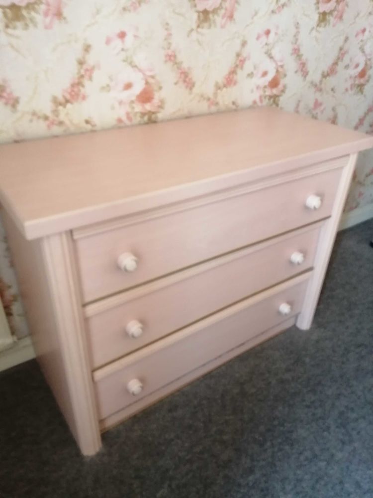 lot de 2 commodes chambre rose. 60 N�mes (30)