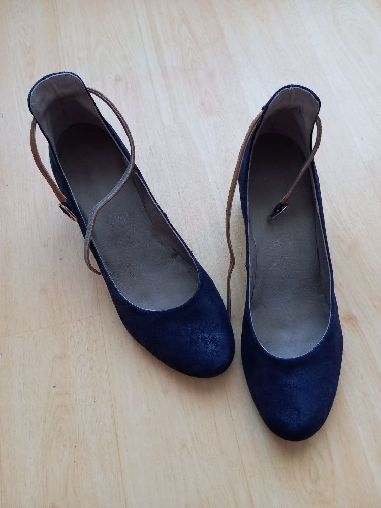 Compens�es bleu brillant T39
Je prends parfaitement soin de mes chaussures ; pas de traces ni t�ches, pas d'odeur.
T 40 mais convient plus pour T 39
talon : 5,5 cm
marque : dorking 30 Nantes (44)