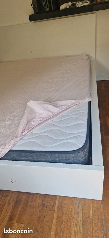 Un lit complet blanc + matelas neuf
100 Paris 17 (75)