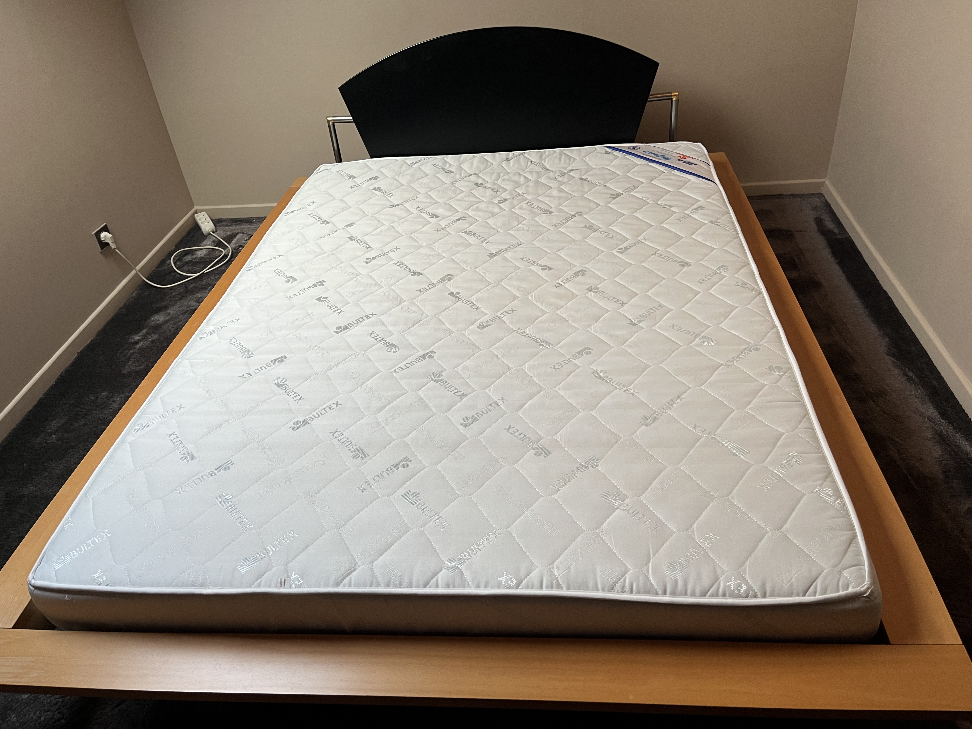 Lit complet sommier t�te de lit,et matelas impeccable. 90 Vauchassis (10)