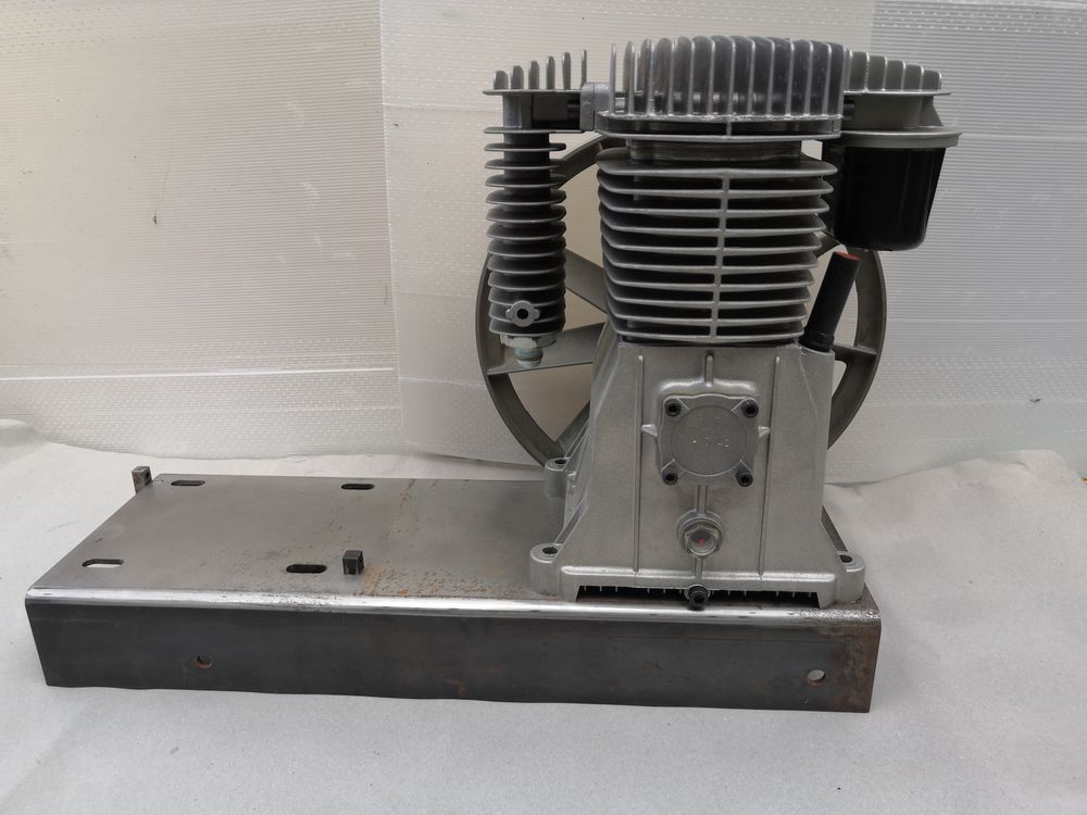 Compresseur d' AIR  NEUF  et r�servoir de 200 litres   NEUF  640 Villevaud� (77)