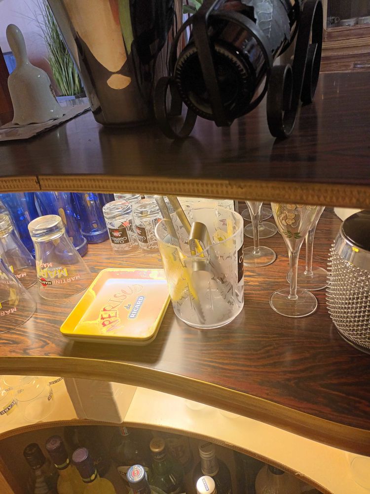 comptoir bar repr�sentant l avant de bateaux arri�re comptoir avec �clairage et �tag�re verre bouteille..annee 60/ 70 250 La Chaise-Dieu (43)