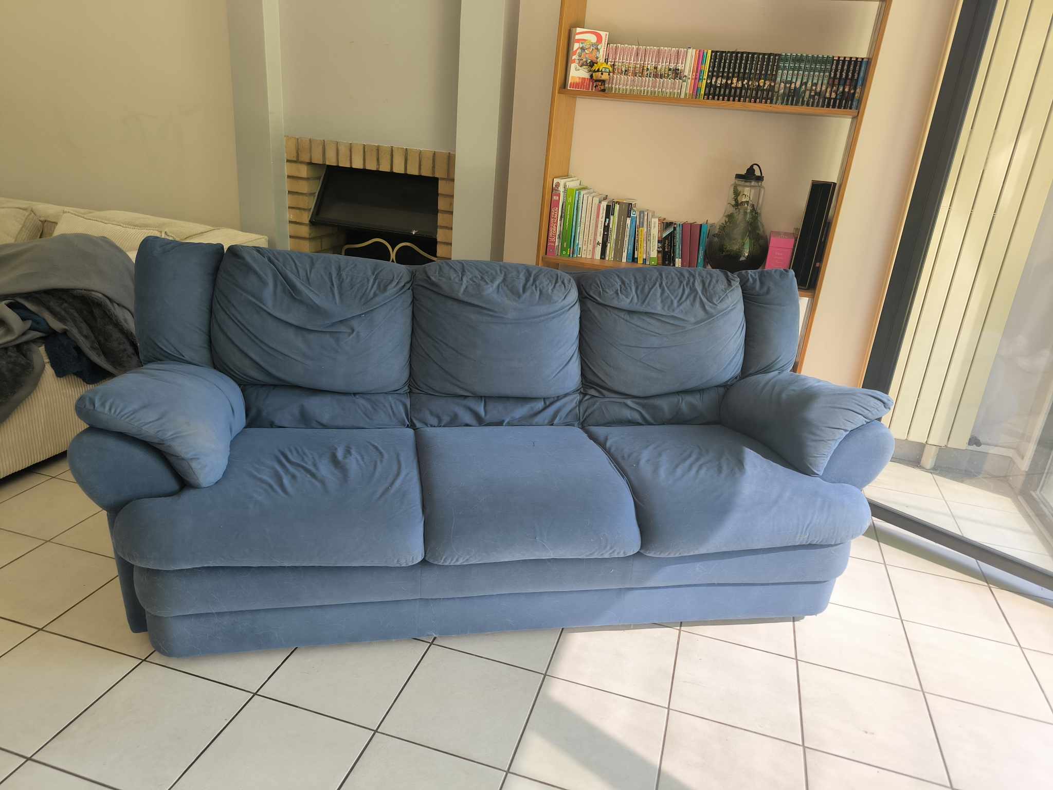 Confortable canap� bleu trois places. 100 Valenciennes (59)