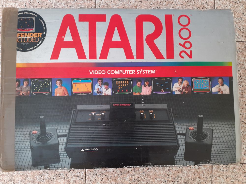 Console Atari 2600, 2 manettes, les c�bles et 10 jeux Atari, 350 Nice (06)
