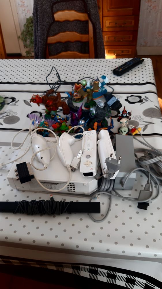 Console WII avec jeux et figurines 170 Soissons (02)
