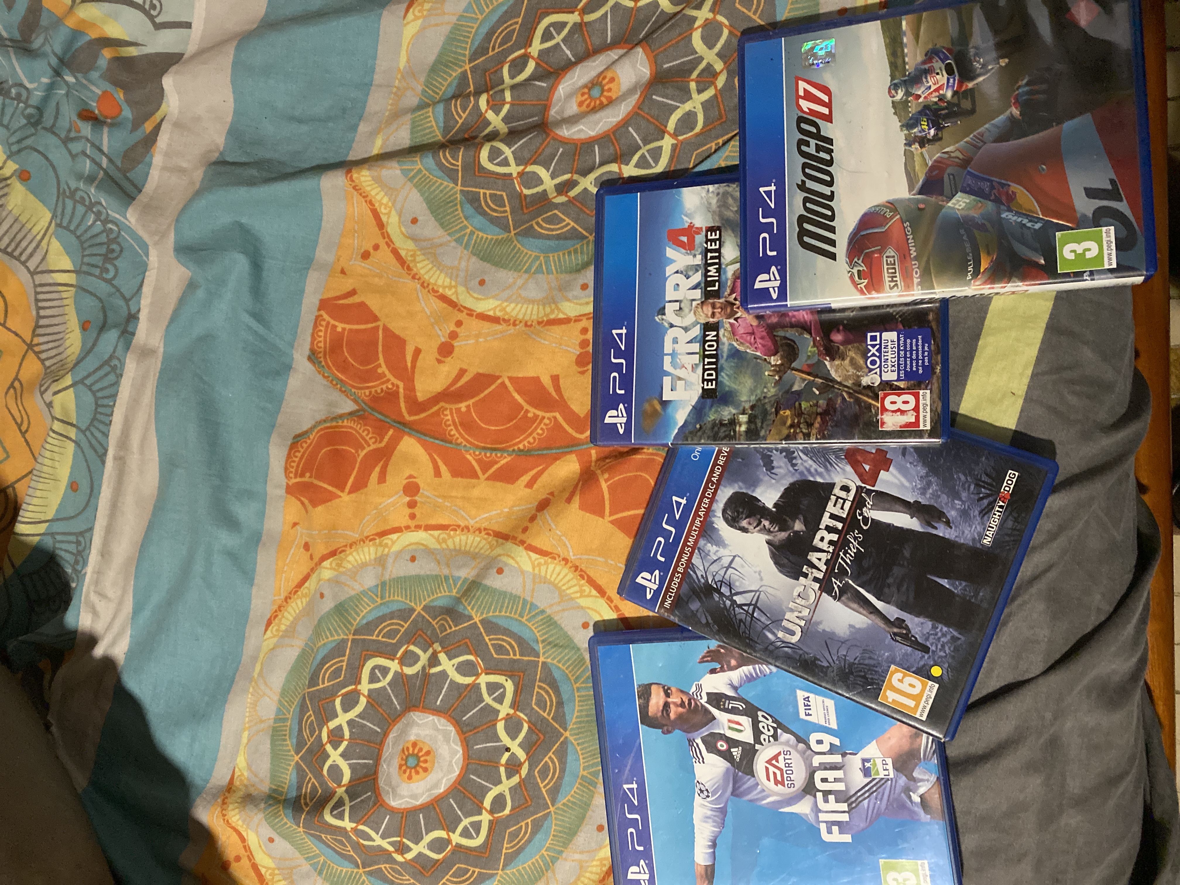 Console PS4 + 3 jeux aux choix et une manette 250�(non fixe) 250 La Trinit� (97)