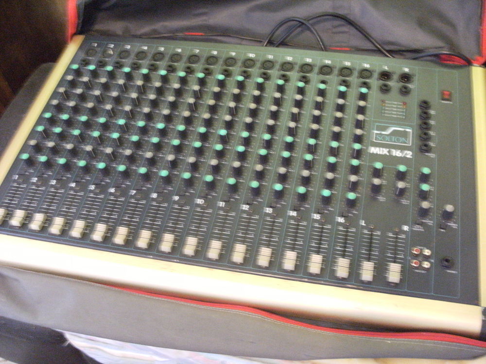 LOT DE CONSOLE DE MIXAGES ANALOGIQUES 0 Rablay-sur-Layon (49)