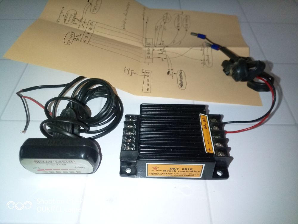 contr�leur 36 volts et LCD TBE 30 Villeneuve-Saint-Germain (02)