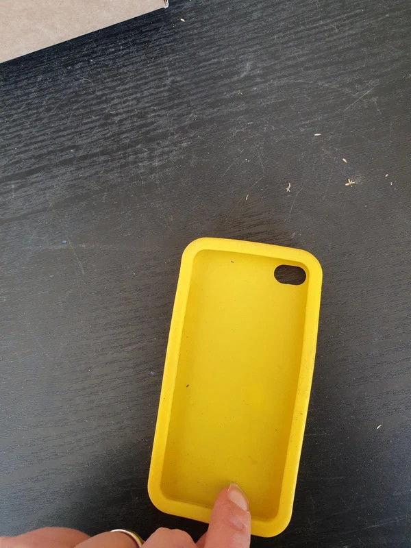 coque silicone jaune 
1 Aubvillers (80)