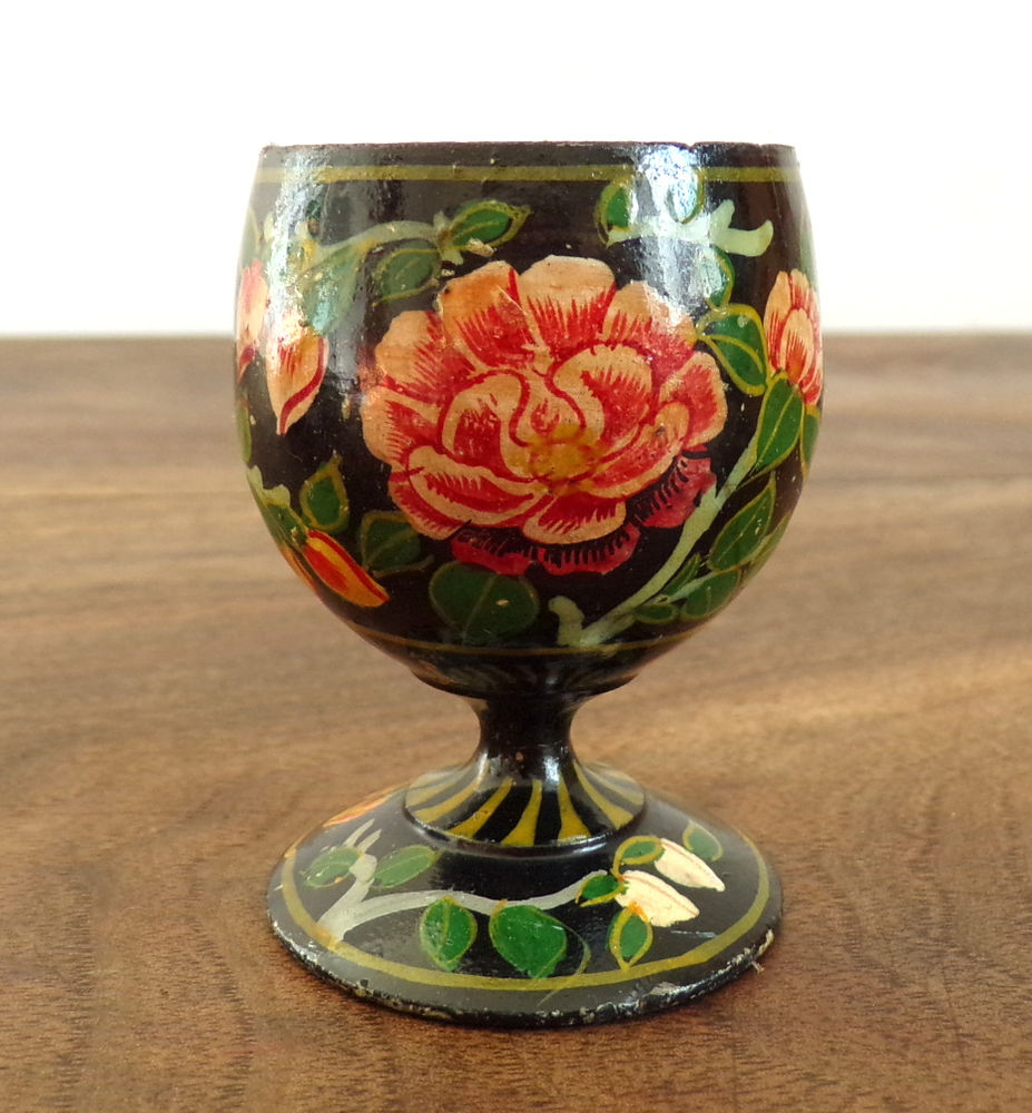 Coquetier en bois peint frise florale sur fond noir . 15 Livr� (53)