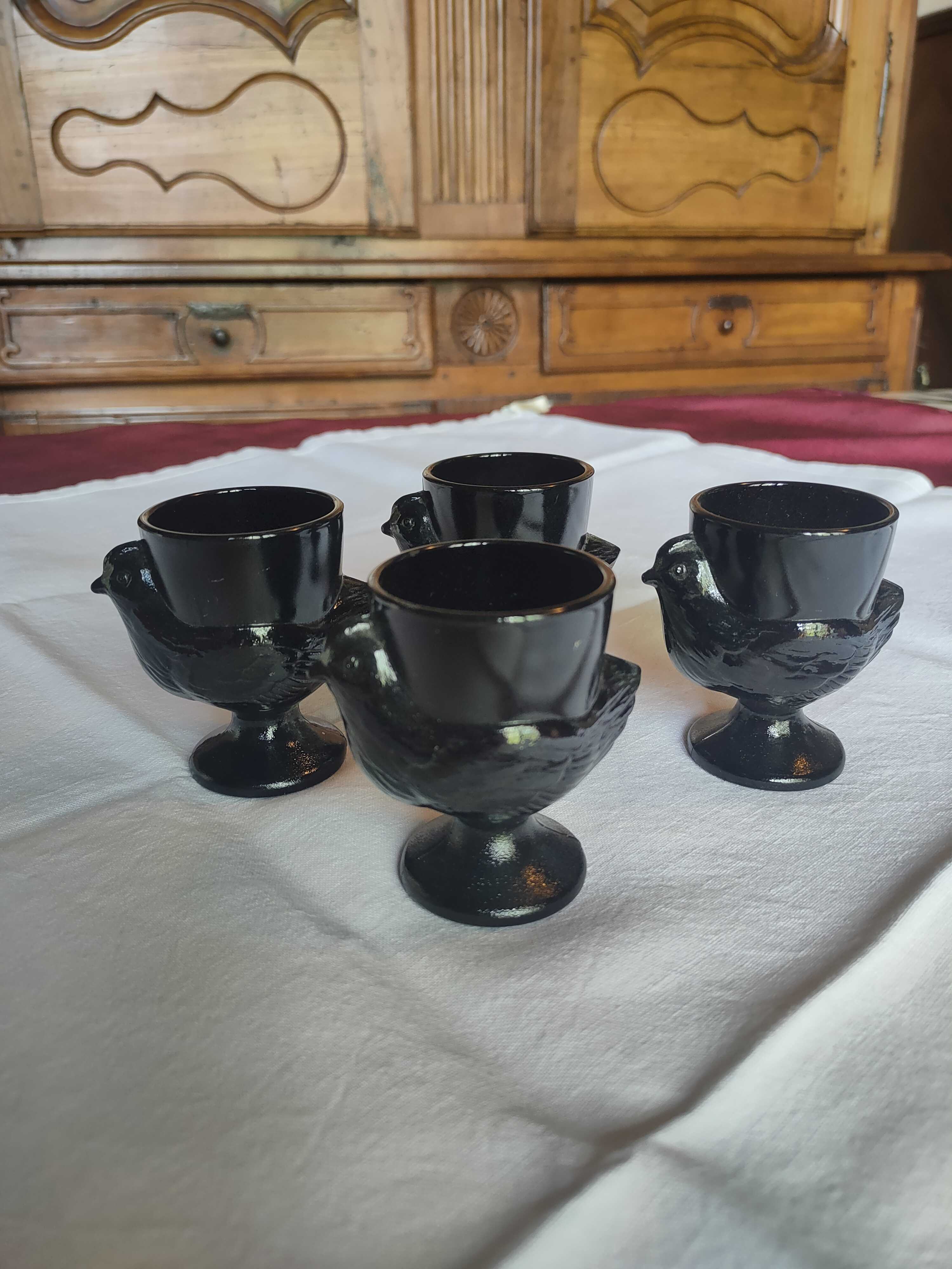 4 coquetiers noirs en verre 18 Avermes (03)