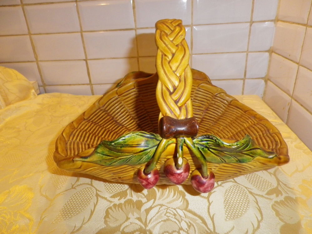 CORBEILLE DE FRUITS SIGN�E AU VIEUX VALLAURIS 80 Fontenay-le-Fleury (78)