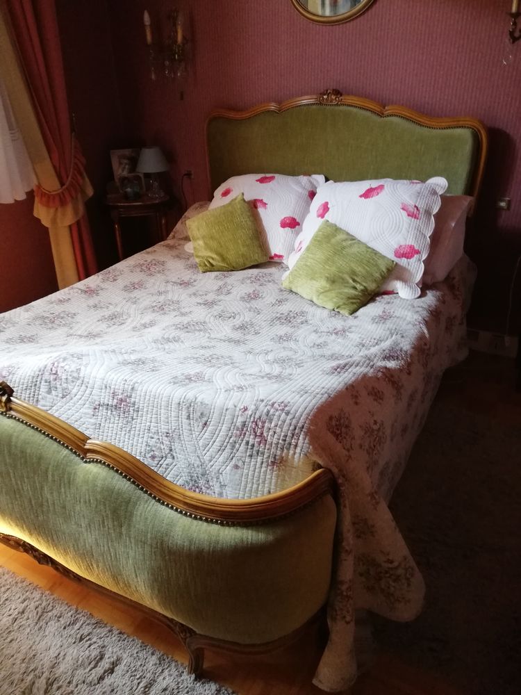 Lit corbeille en merisier et velour style Louis XV. 0 Maule (78)