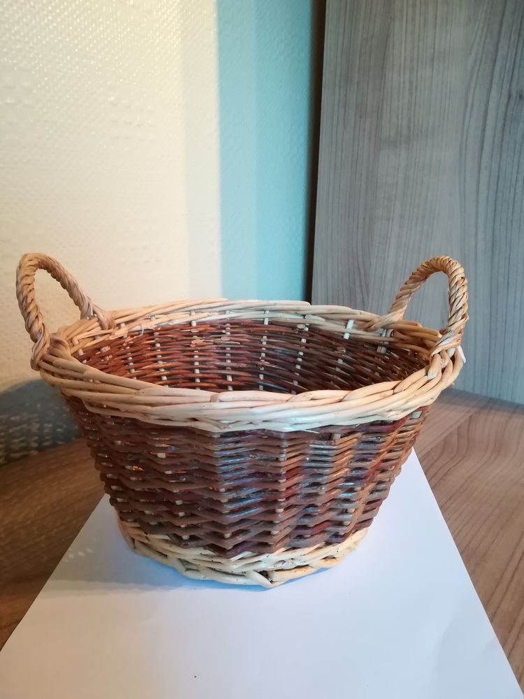 CORBEILLE / PANIER  AVEC ANSES EN  OSIER     
0 Mouvaux (59)