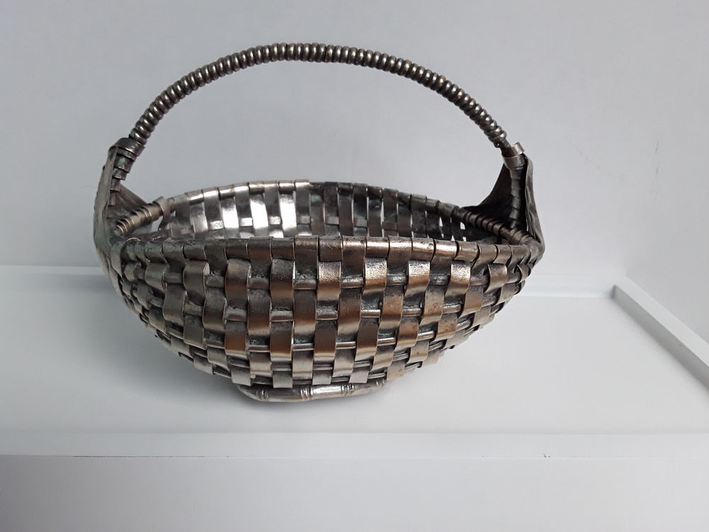 Corbeille ou panier tress� avec l'anse, m�tal argent� tress� 35 Gometz-la-Ville (91)