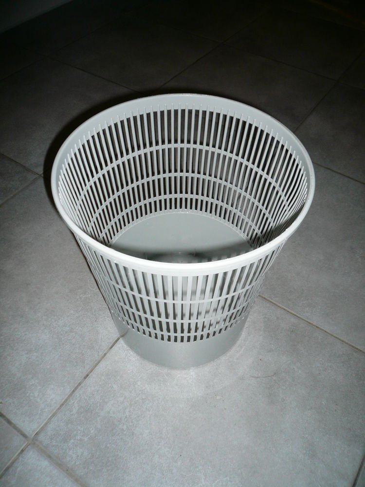 Corbeille � papier gris clair 3 Boisset-et-Gaujac (30)