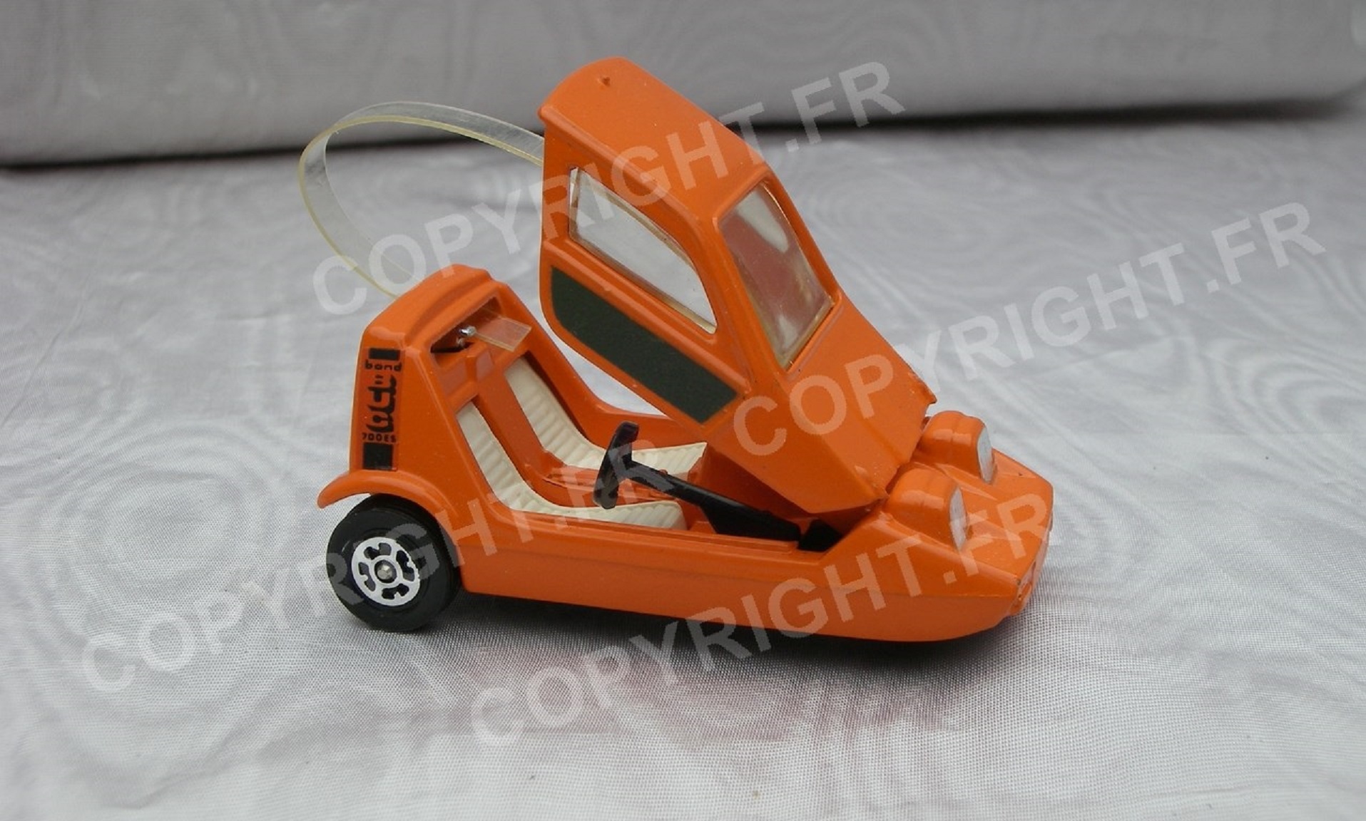 CORGI TOYS 389 RELIANT BOND BUG 700 E.S QUASI NEUVE de 1969 52 Sergines (89)