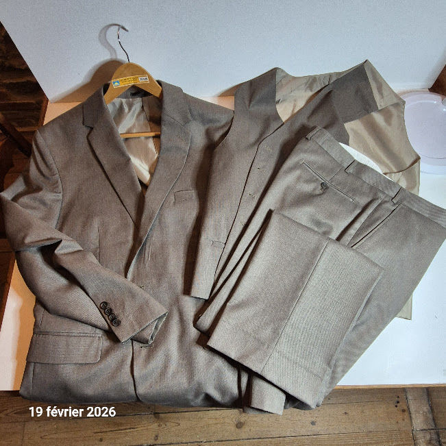 Costume CetA 3 pi�ces, taille 54, port� 1 fois           
La 15 Saumur (49)