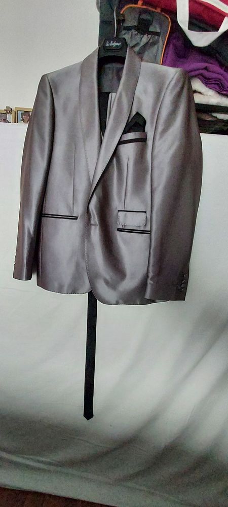 costume complet argent� 20 Le Havre (76)