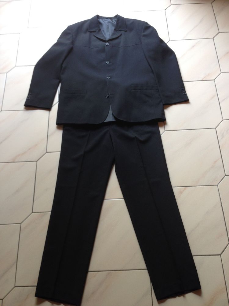 Costume noir 100 % polyester taille 44 30 Canet-en-Roussillon (66)