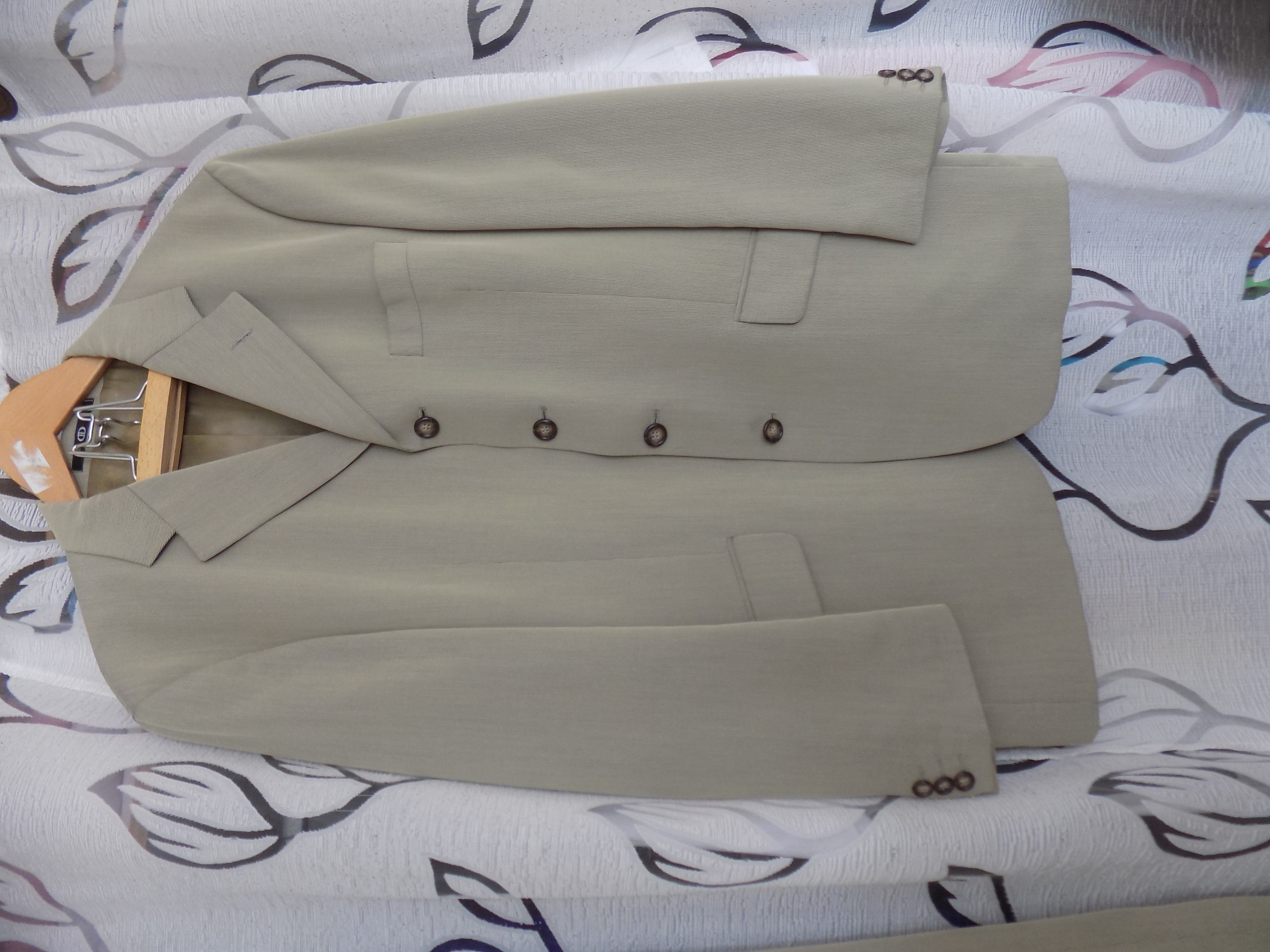 COSTUME 2 pi�ces DEVRED  XL//L
� prendre sur place 20 Thorigny-sur-Oreuse (89)