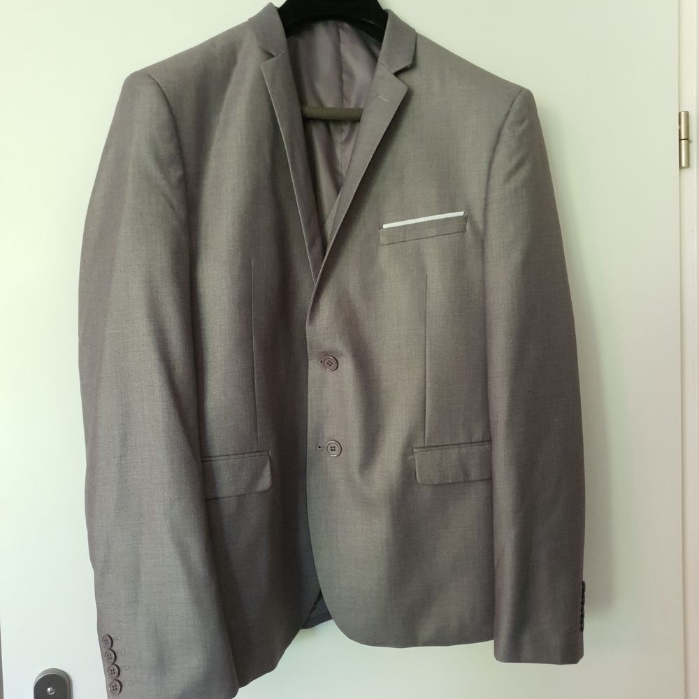 Costume 3 pi�ces gris 110 Ferri�res-en-Brie (77)
