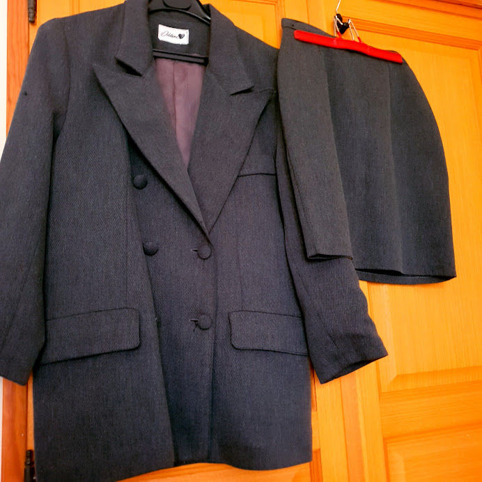costume 3 pi�ces. jupe , pantalon , veste . 30 Malause (82)