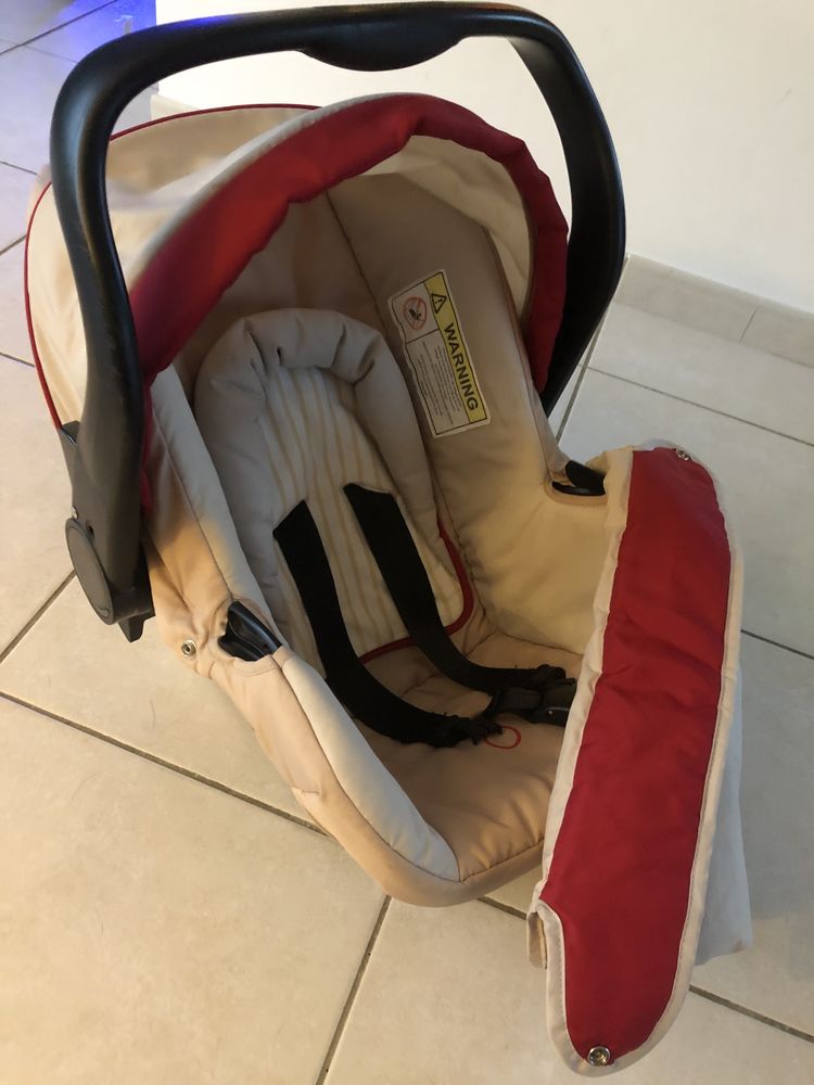 Cosy pour enfant de - 13 kg 20 Montgermont (35)