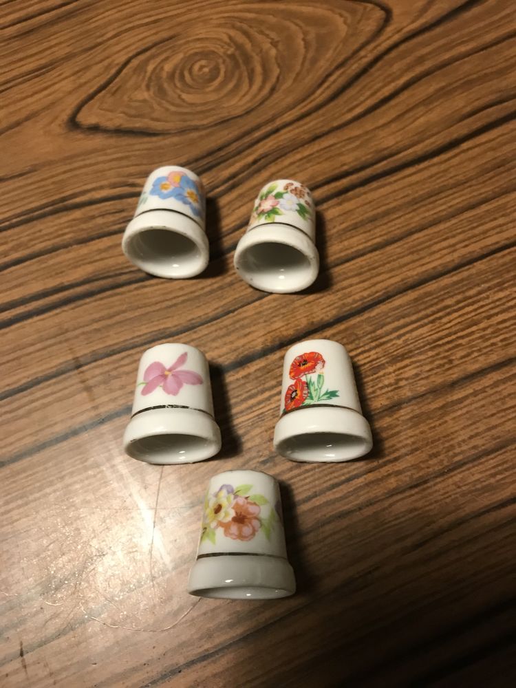 lot de 5 DES A COUDRE en PORCELAINE 'FLEURS  10 Saint-Genis-Laval (69)
