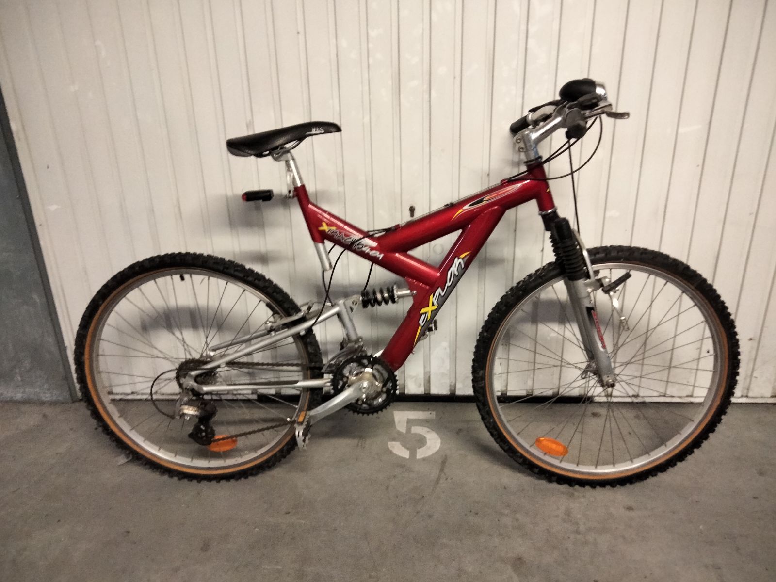 VTT couleur bordeaux, peut servi 
Explor S 401 80 Beaumont-de-Lomagne (82)