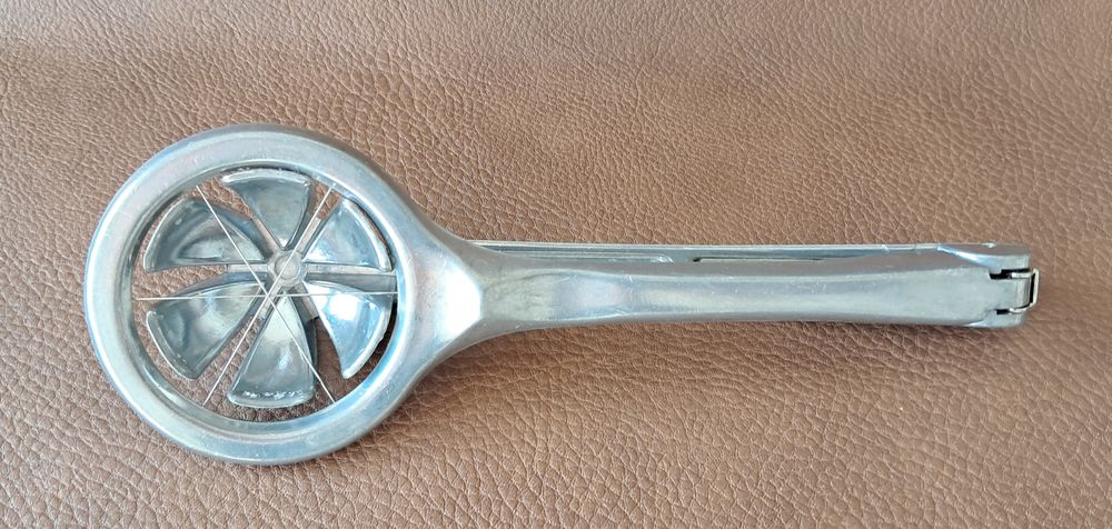 coupe ?uf en aluminium 
marque Westmark 
mod�le columbus
6 Carnon Plage (34)