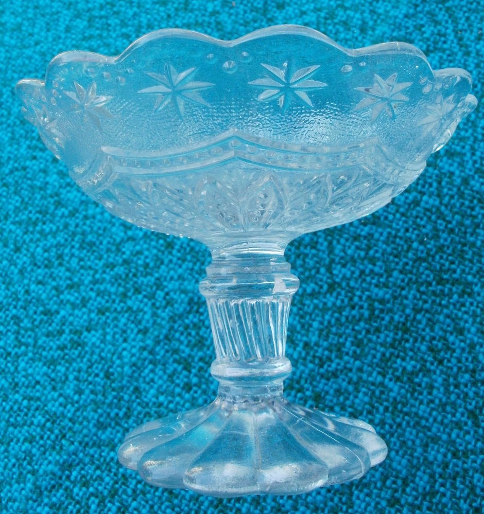 Coupe ancienne ou pr�sentoir en verre moul� 5 Montauban (82)