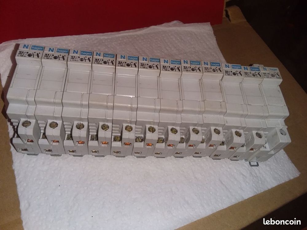 LOT de 12 COUPE CIRCUIT HAGER 12501 10 Serres-Castet (64)