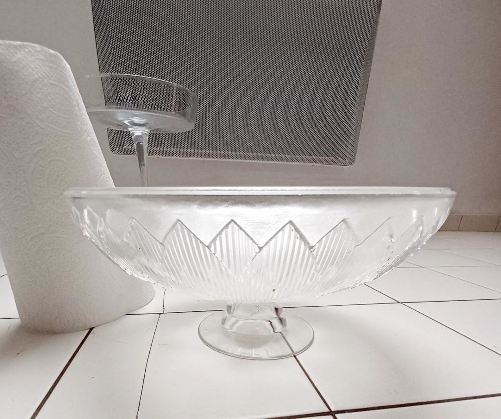 ?	Coupe � fruit ou autre en verre cisel�e fleurs de lotus 20 Beauchamp (95)