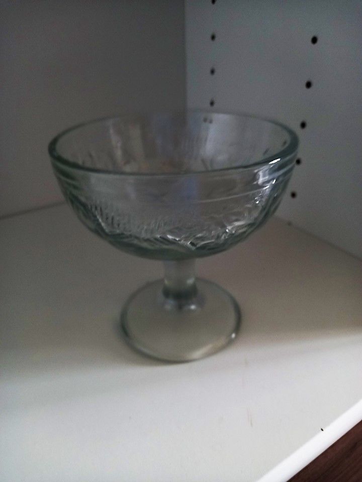 Une coupe en verre (� glace ou vide poche) 5 Villiers (86)