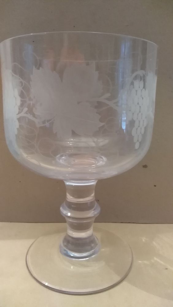 Coupe en verre taill� et grav� 21cm de ht x 14cm de diam�tre 30 Roquefort-les-Pins (06)