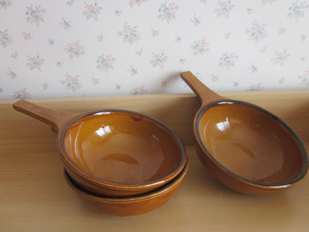 3 coupelles ou grands ramequins 2 Soucelles (49)