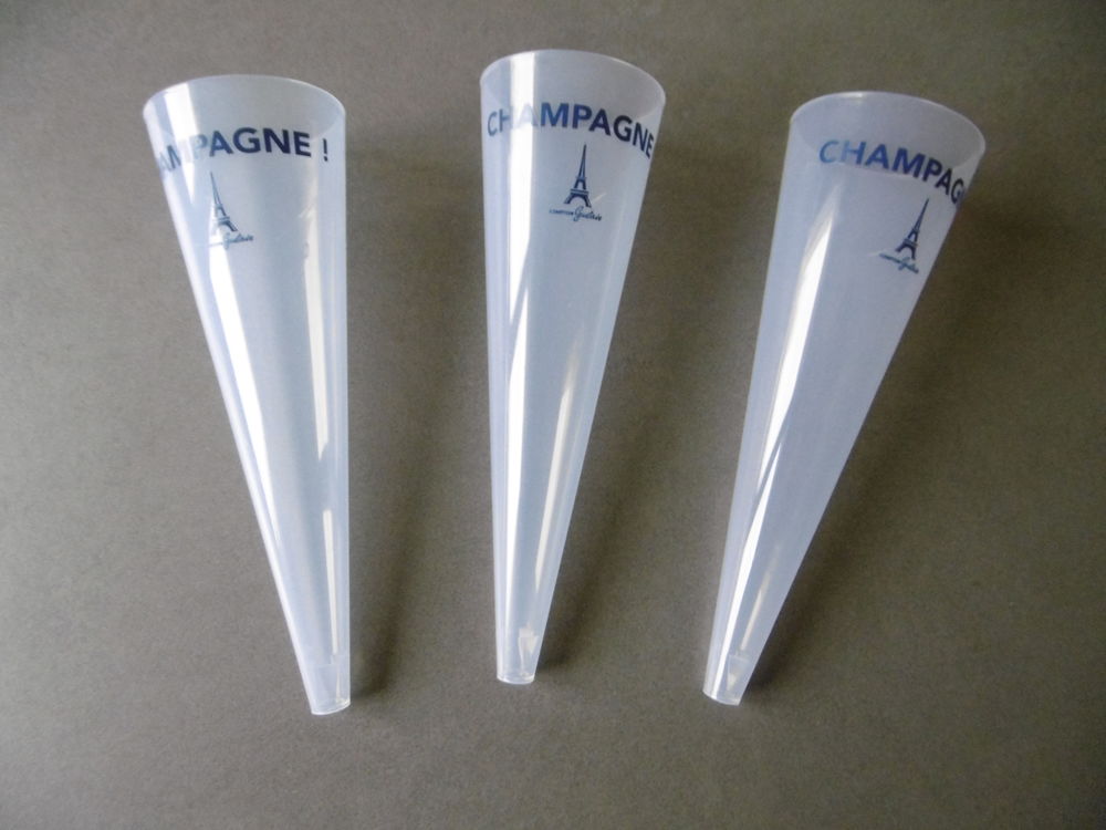 Lot de 3 coupes � champagne neuve Tour Eiffel, plastique 8 La B�gude-de-Mazenc (26)
