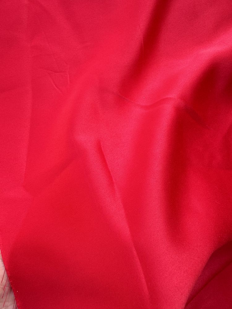 Coupon de tissu satin� rouge de 12m
18 Avesnes-les-Aubert (59)