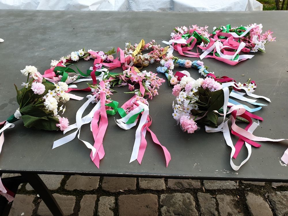 2 (6) couronnes enfant  pour c�r�monie et bouquets assortis 10 Mouxy (73)