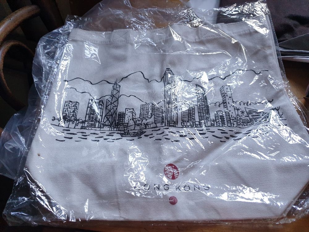 Sac de courses blanc provenant de Hong Kong 5 Mouxy (73)