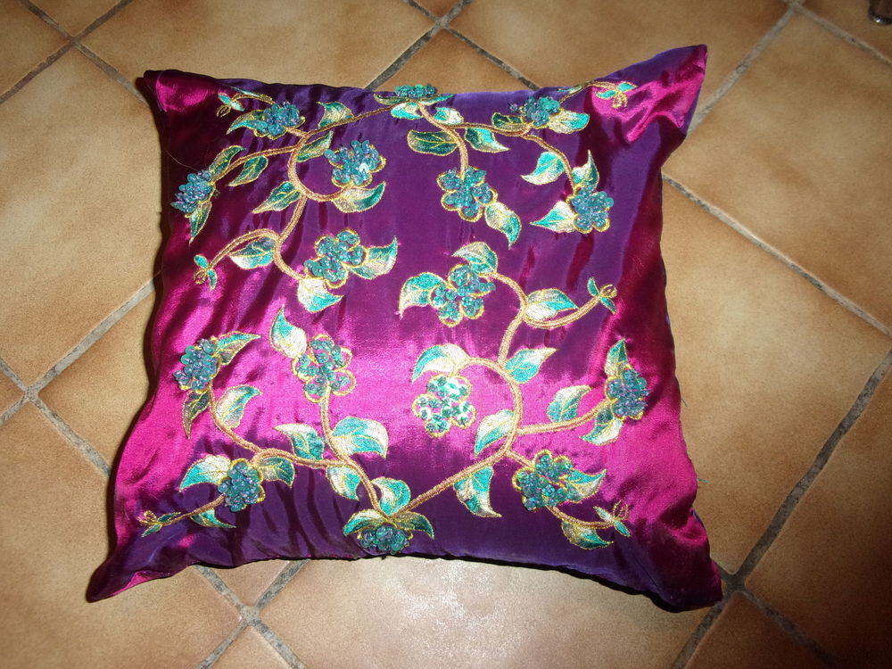 Coussin brod� 3 Pau (64)