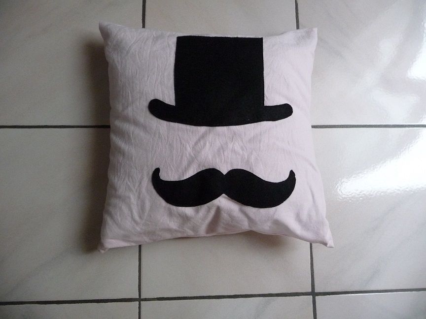 Coussin rose p�le motif chapeau et moustache - NEUF 10 Celles-sur-Belle (79)