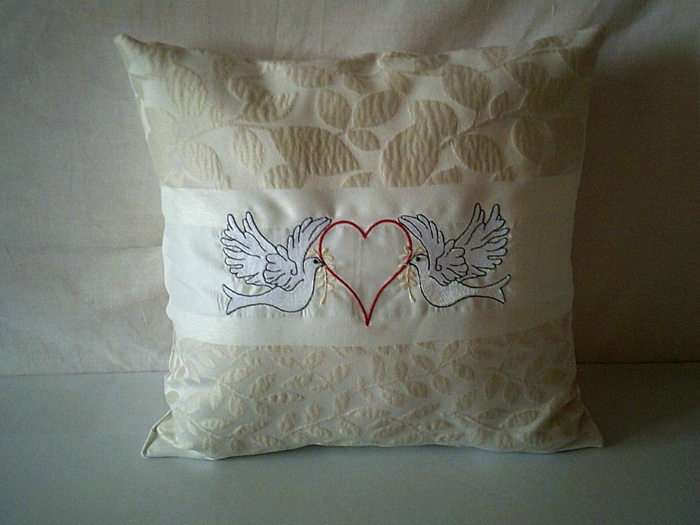 Coussin en tissu colombes & coeur brod� -Cr�ation - id�e cad 25 Auch (32)