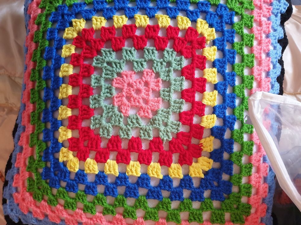des coussins et tapis fait au crochets multicolores 7 Saint-P�e-sur-Nivelle (64)