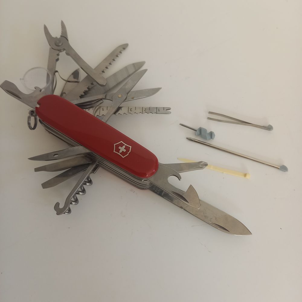 Couteau de poche Victorinox de taille moyenne avec 33 foncti 65 Saumur (49)