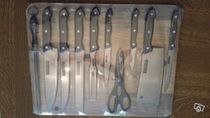 10 couteaux diff�rents de cuisine neufs et autres 40 M�rignies (59)